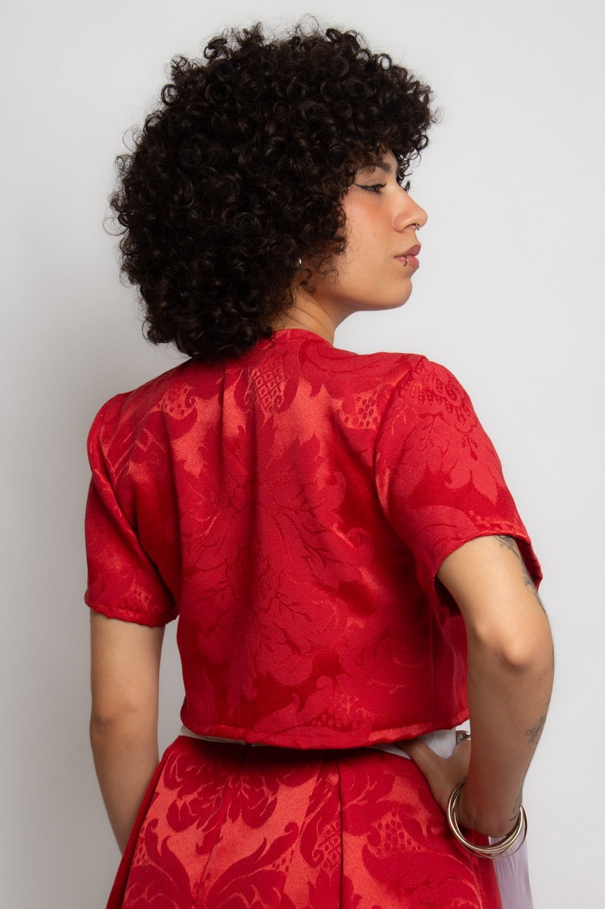 Top vermelho com viés branco SUGA