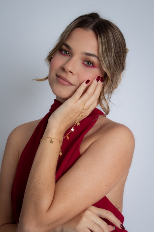 Pulseira de Mão com estrelas douradas
