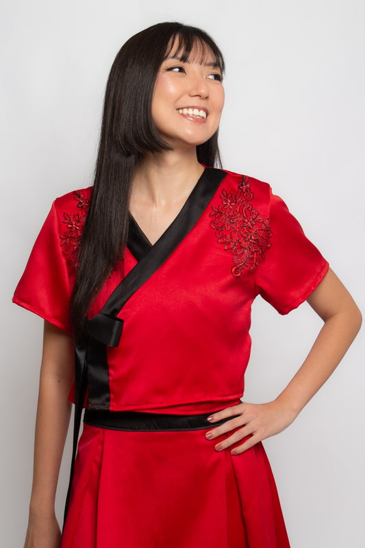 Top vermelho com gola preta e aplicações Jin