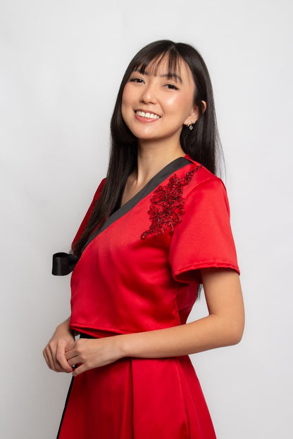 Top vermelho com gola preta e aplicações Jin