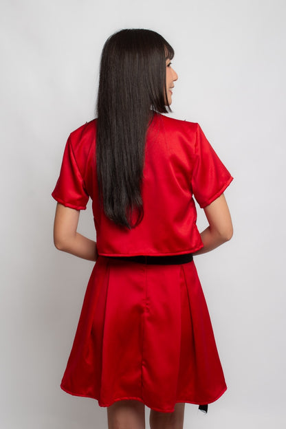 Top vermelho com gola preta e aplicações Jin