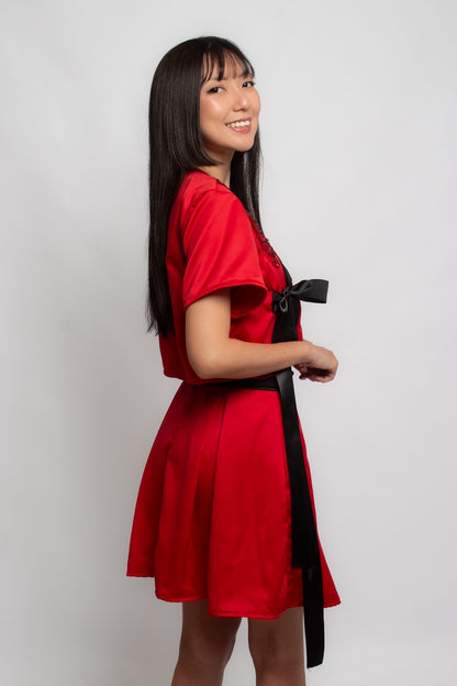 Top vermelho com gola preta e aplicações Jin