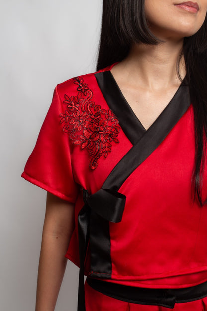 Top vermelho com gola preta e aplicações Jin