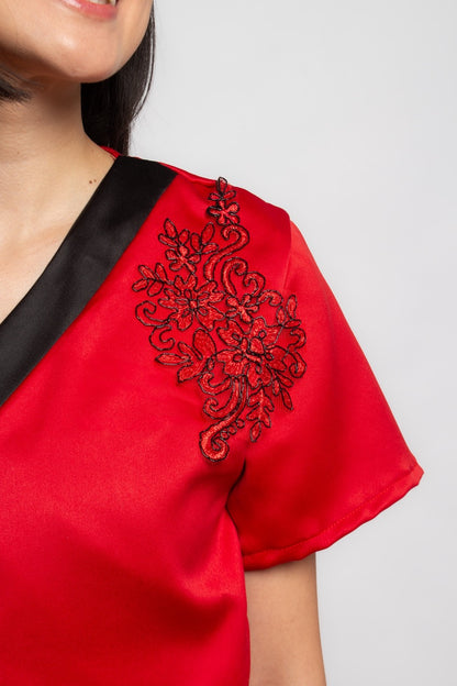 Top vermelho com gola preta e aplicações Jin