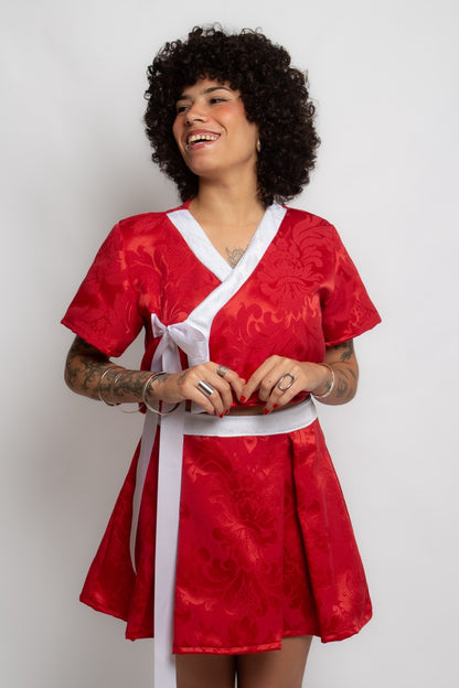 Top vermelho com viés branco SUGA