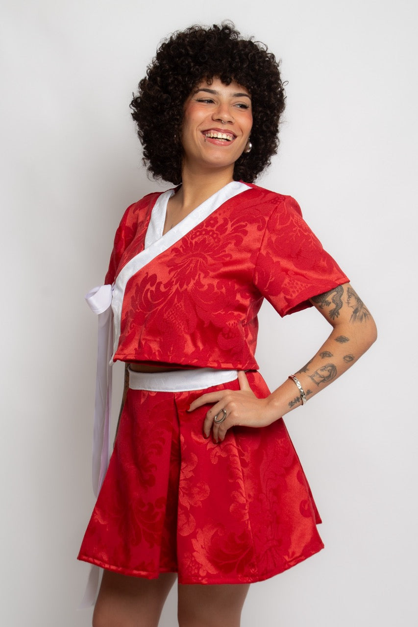 Top vermelho com viés branco SUGA