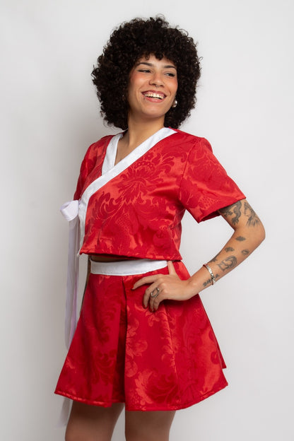 Top vermelho com viés branco SUGA