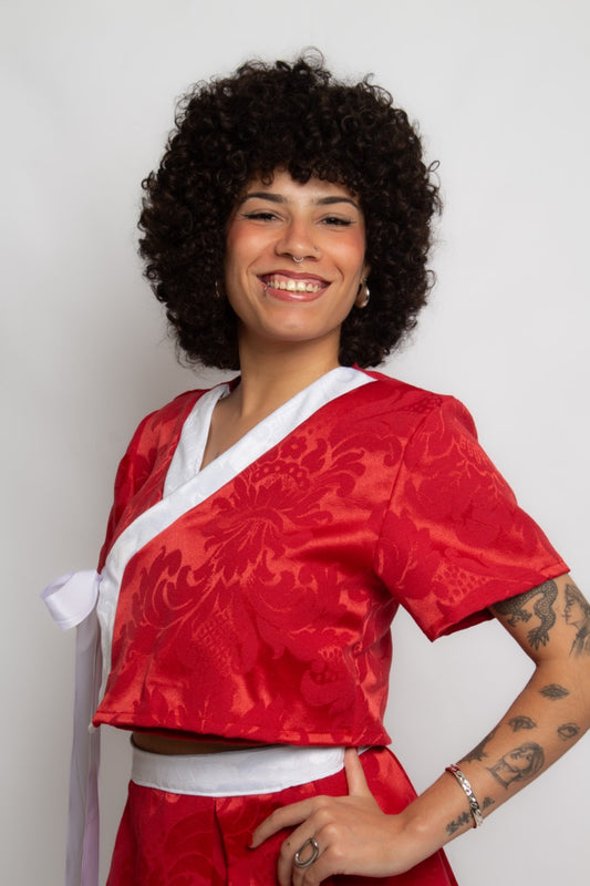 Top vermelho com viés branco SUGA