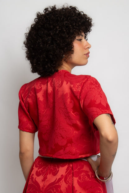 Top vermelho com viés branco SUGA
