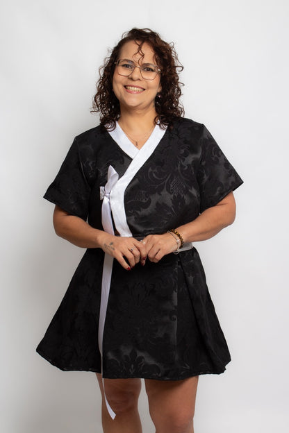 Top preto com viés branco V