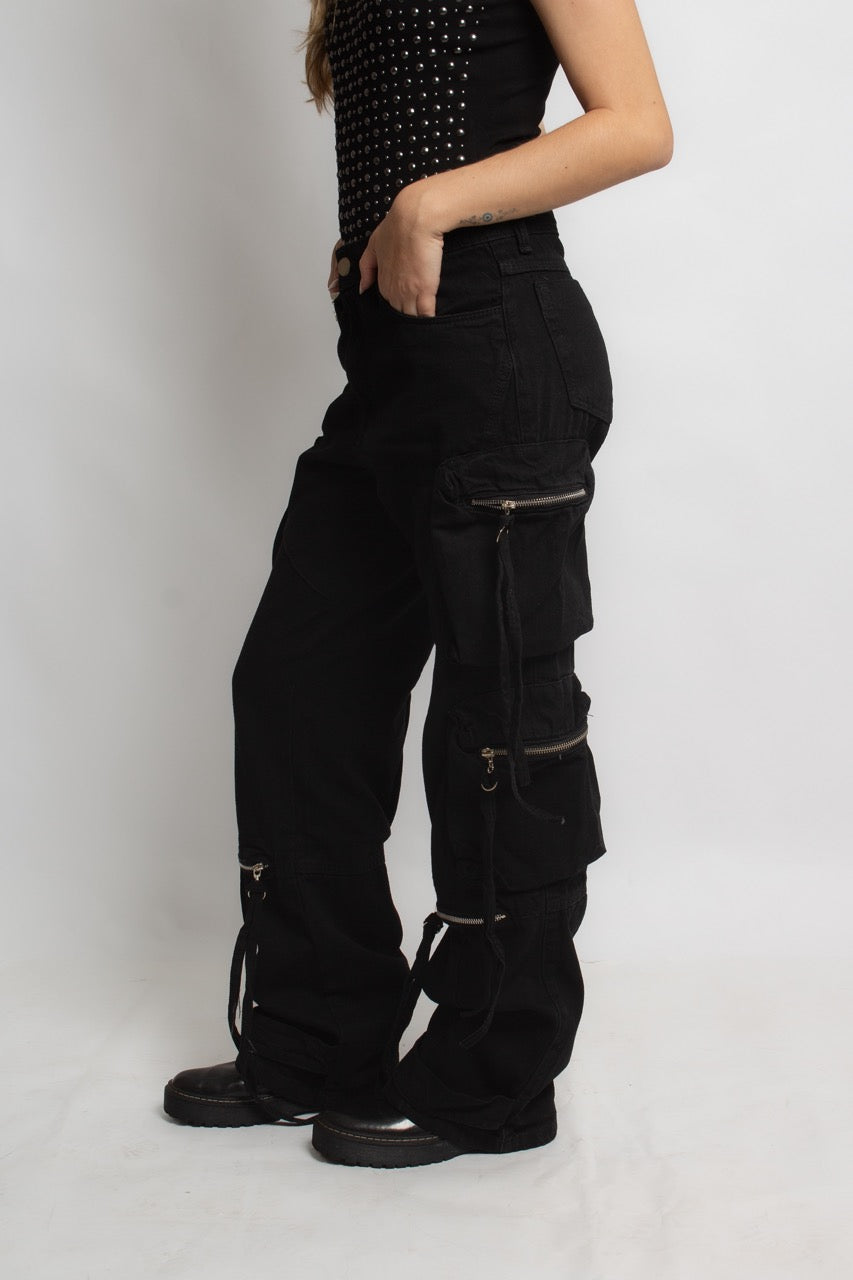 Calça cargo preta com bolsos j-hope